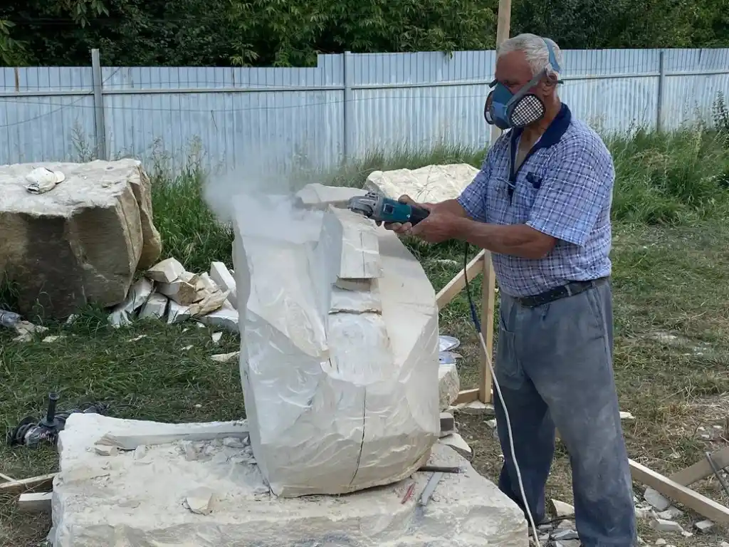 На Вінниччині скульптори створюють кам’яних птахів під час мистецького пленеру