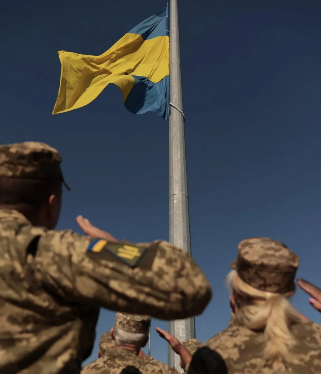 У Вінниці на Замковій горі підняли найбільший прапор області до Дня державного стяга
