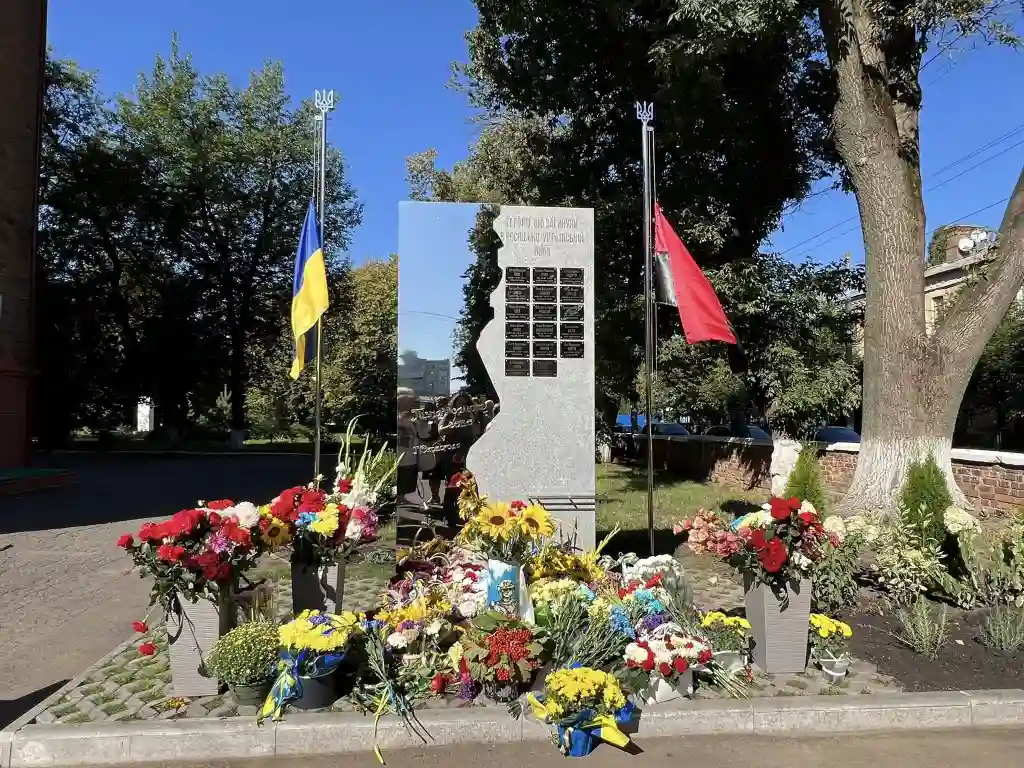 У вінницьких ліцеях з’явилися стели пам’яті на честь загиблих випускників
