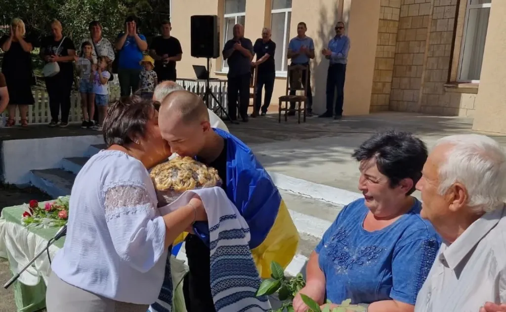На Вінниччині зустріли звільненого з полону захисника Антона Чорного