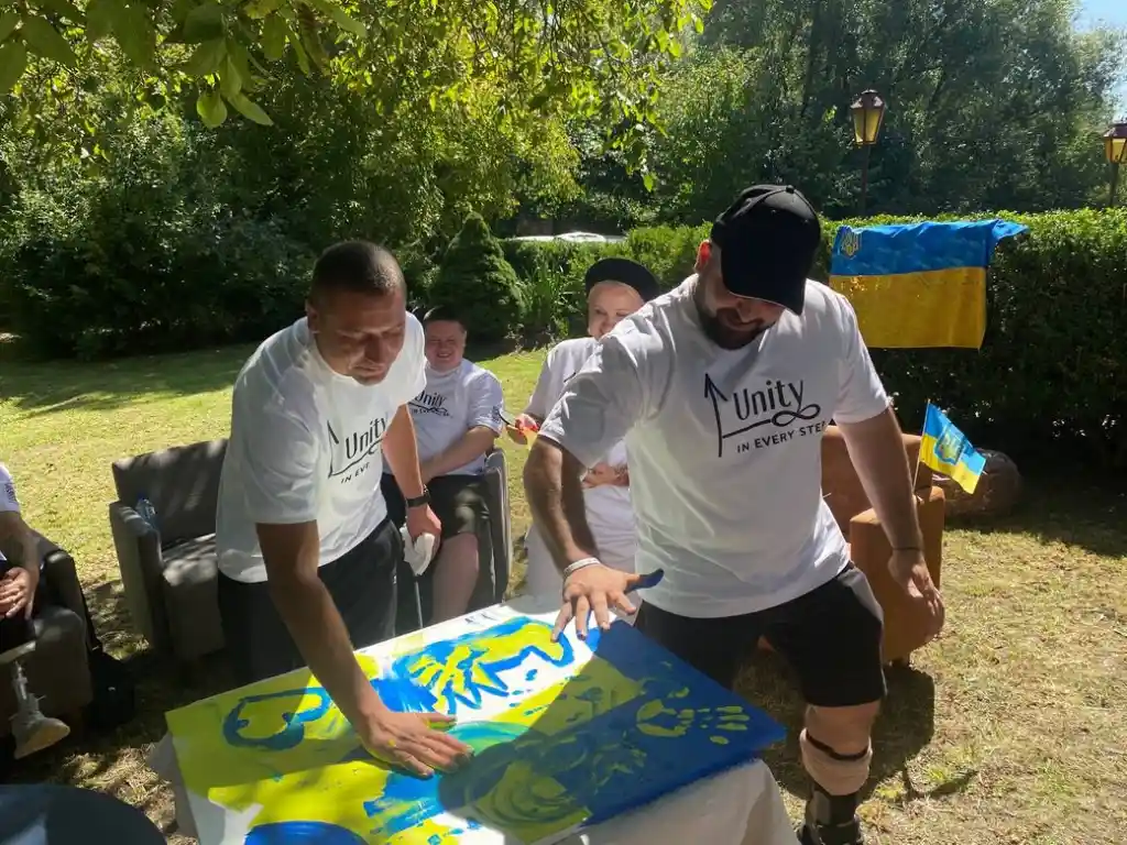 У Вінниці ветерани з ампутаціями написали картину для благодійного аукціону у Британії