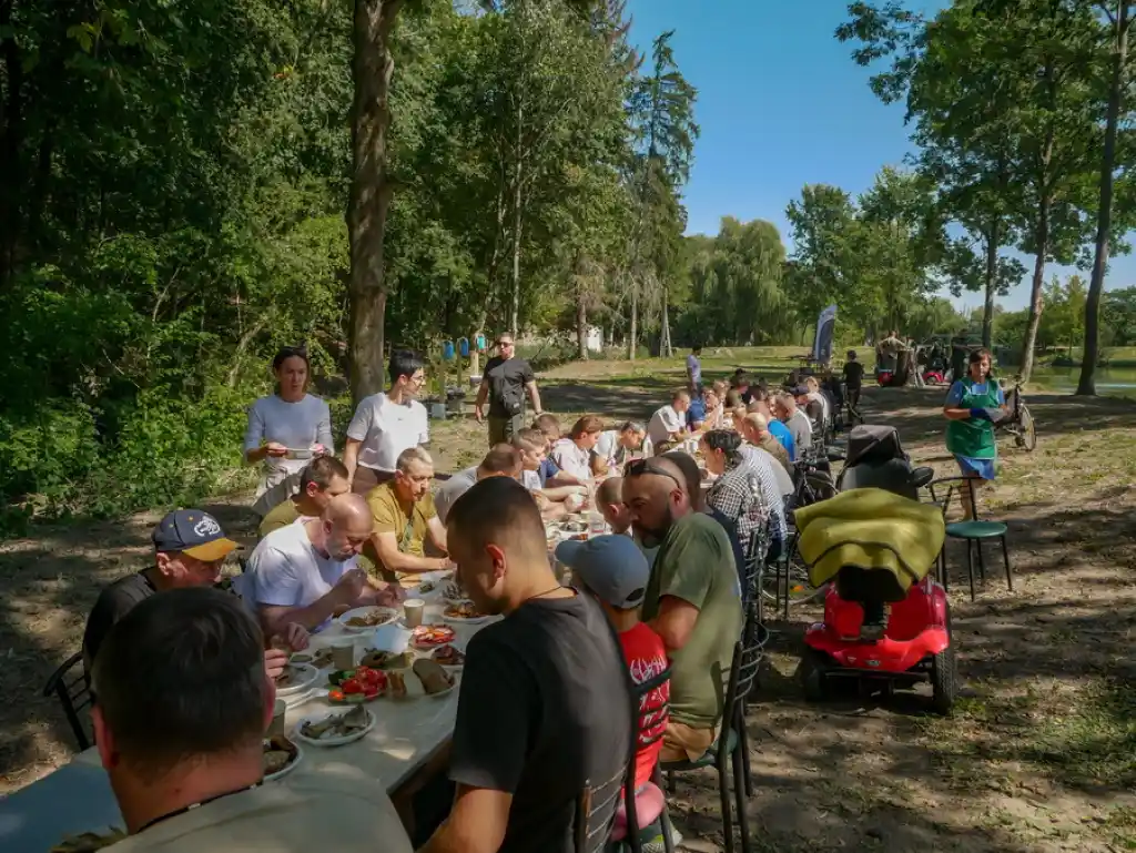 На Вінниччині для колишніх полонених військових провели терапевтичну риболовлю