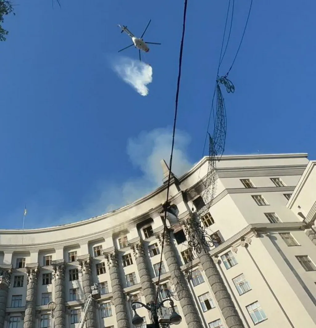 Масована атака РФ: у Києві горіла будівля Кабміну