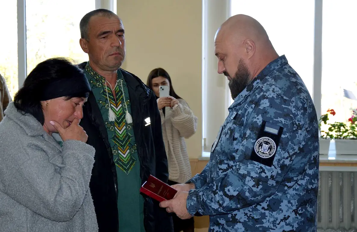 На Вінниччині батькам полеглого моряка-прикордонника вручили медаль «За військову службу Україні»