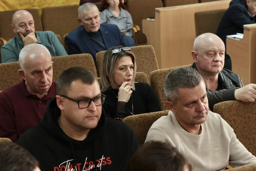 У Ладижині тривають відновлювальні роботи після атаки: головне завдання – забезпечити тепло, воду та електрику
