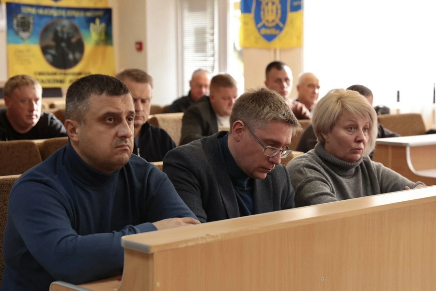 У Ладижині тривають відновлювальні роботи після атаки: головне завдання – забезпечити тепло, воду та електрику