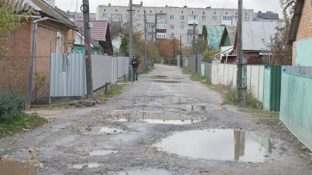 Без асфальту понад чотири десятиліття: мешканці вулиці Сосюри у Вінниці знову просять відремонтувати дорогу