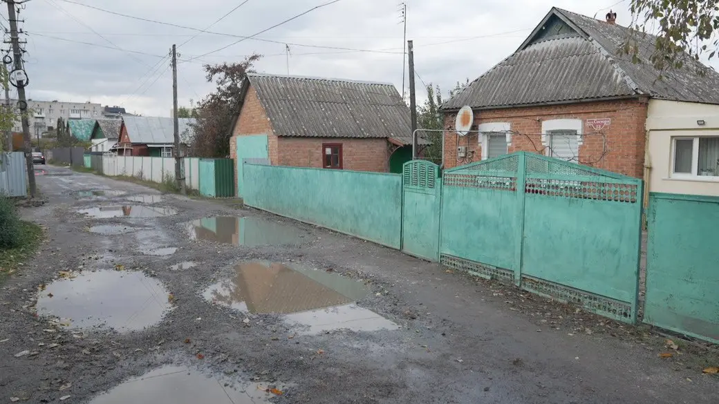 Без асфальту понад чотири десятиліття: мешканці вулиці Сосюри у Вінниці знову просять відремонтувати дорогу