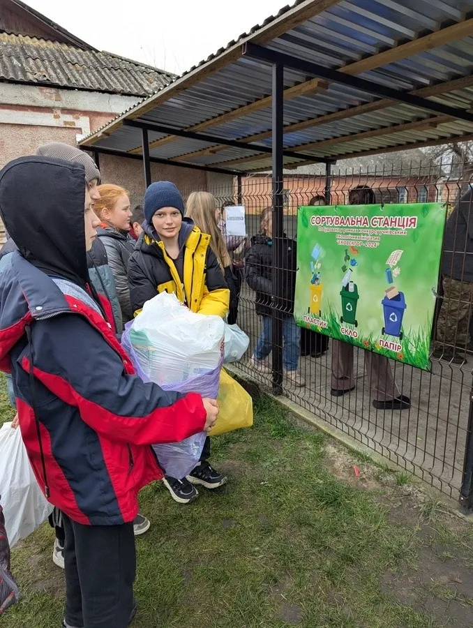 Вінницькі школярі перетворюють вторсировину на підтримку для ЗСУ