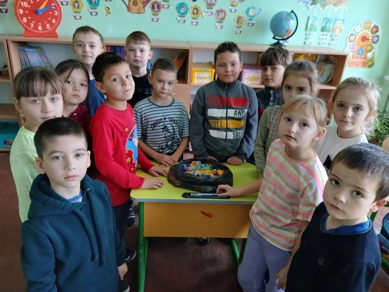 Вінницькі школярі збирають кришечки, щоб підтримати ЗСУ