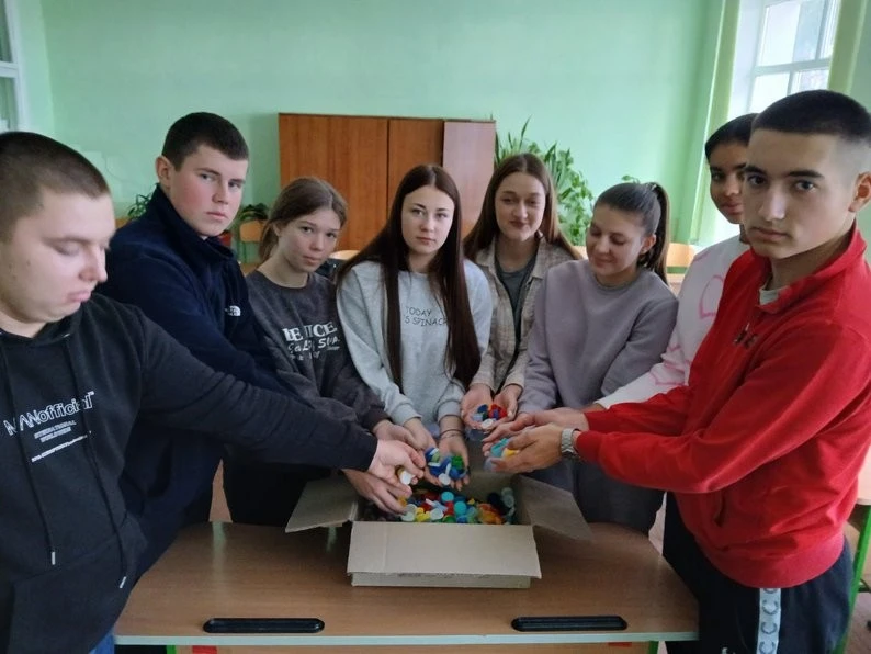 Вінницькі школярі збирають кришечки, щоб підтримати ЗСУ