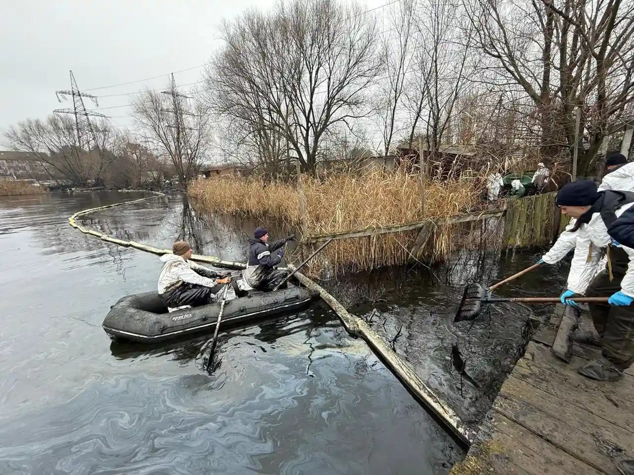 У Ладижині ліквідовують масляну пляму: з водосховища вже зібрали 10 тонн мазуту