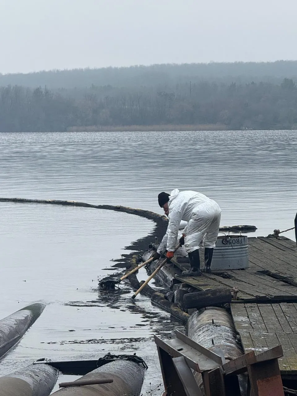 У Ладижині ліквідовують масляну пляму: з водосховища вже зібрали 10 тонн мазуту