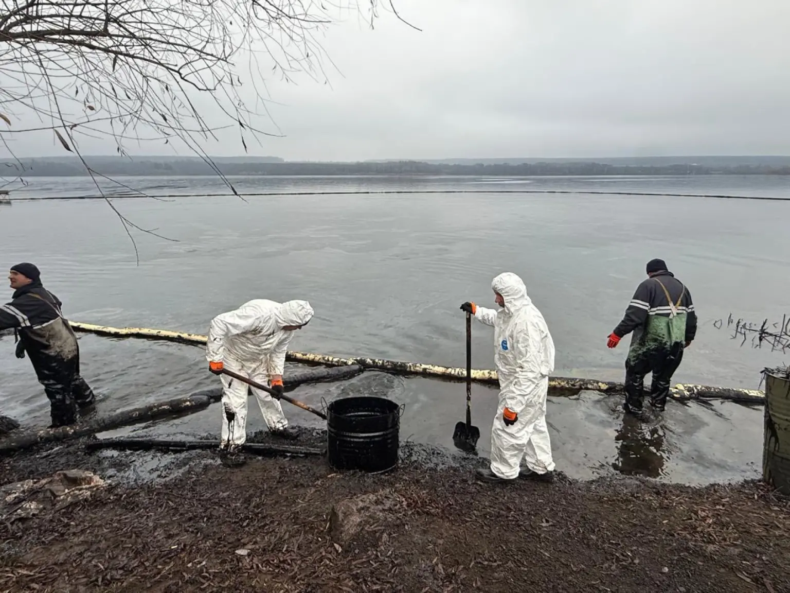 У Ладижині ліквідовують масляну пляму: з водосховища вже зібрали 10 тонн мазуту