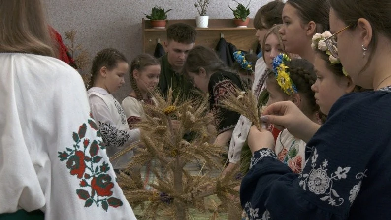 Учні Бершадського ліцею відроджують традицію виготовлення різдвяного дідуха