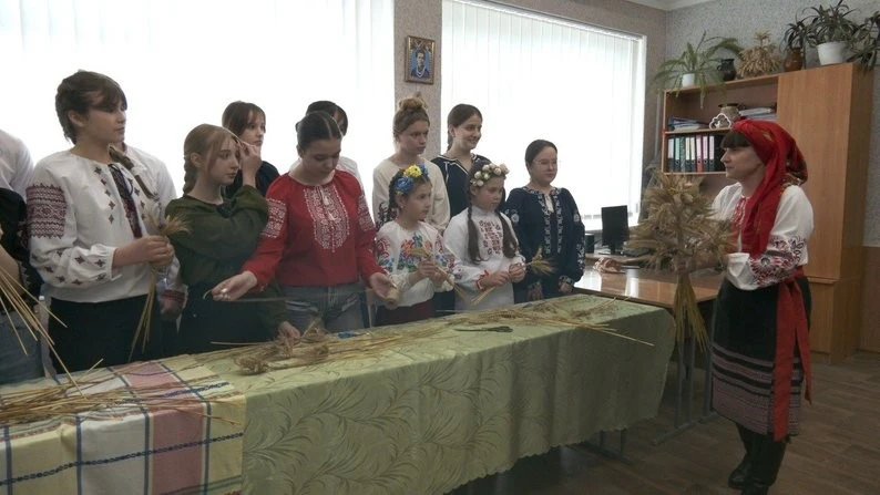 Учні Бершадського ліцею відроджують традицію виготовлення різдвяного дідуха