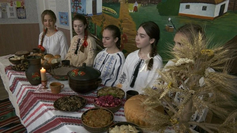 Учні Бершадського ліцею відроджують традицію виготовлення різдвяного дідуха