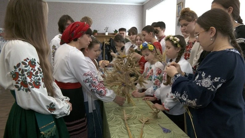 Учні Бершадського ліцею відроджують традицію виготовлення різдвяного дідуха