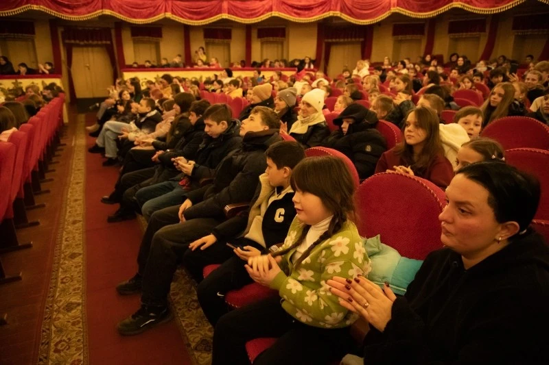 Вінницький театр подарував святкову виставу дітям, які потребують особливої уваги