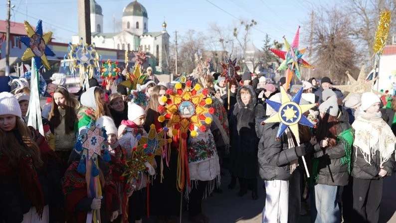 У Гнівані понад 400 людей пройшли через Різдвяну ходу, несе світло традицій