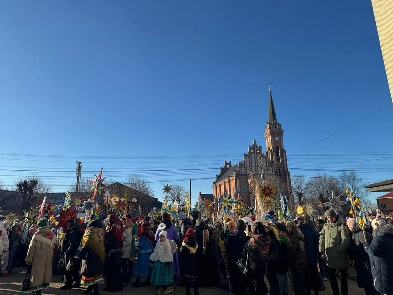 У Гнівані понад 400 людей пройшли через Різдвяну ходу, несе світло традицій