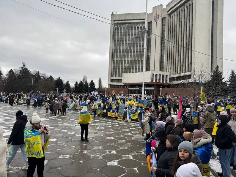 Вінниця запам’ятає: найбільший прапор з обличчями полонених та зниклих військових України