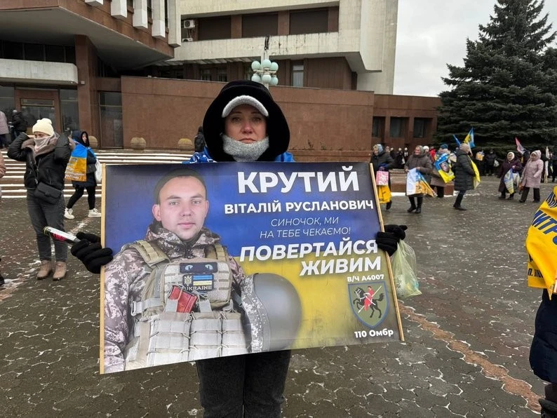 Вінниця запам’ятає: найбільший прапор з обличчями полонених та зниклих військових України