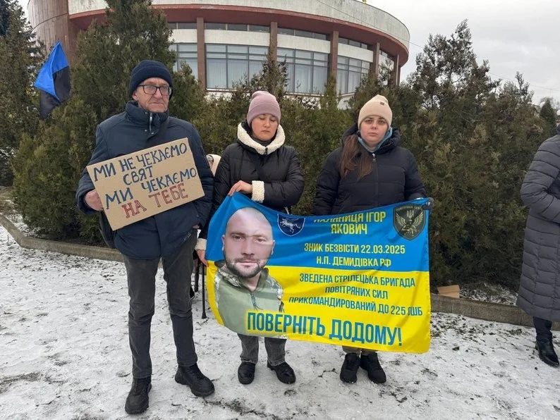 Вінниця запам’ятає: найбільший прапор з обличчями полонених та зниклих військових України