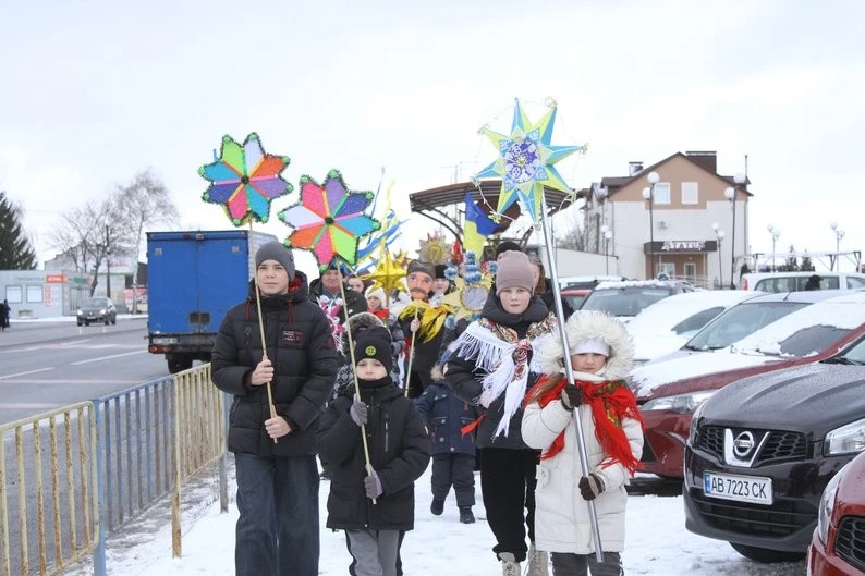 Різдвяна хода в Гайсині: молитва та коляда для українських захисників
