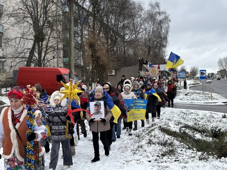 Різдвяна хода в Гайсині: молитва та коляда для українських захисників