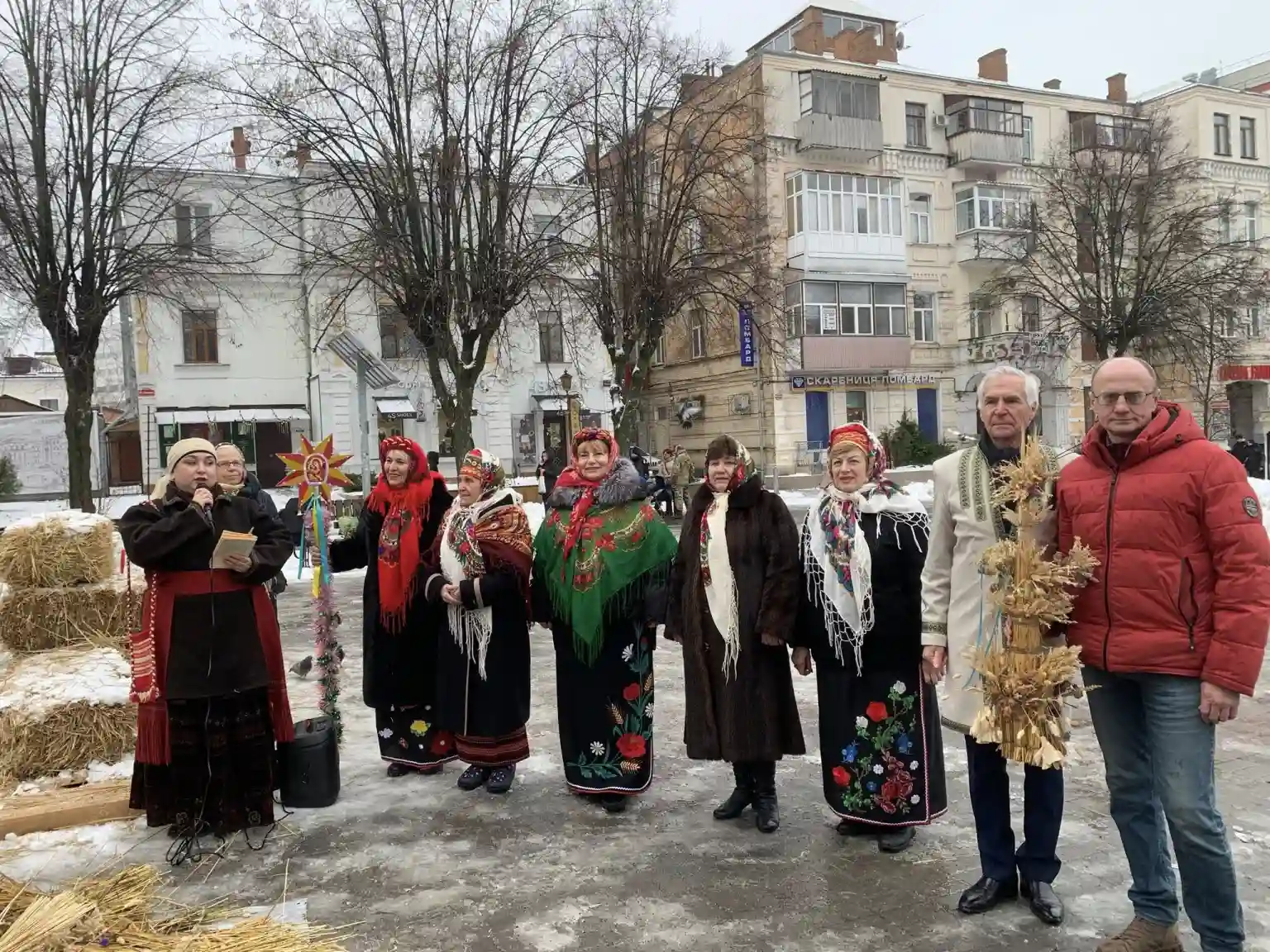 У Вінниці завершили різдвяний цикл обрядом спалення Дідуха на Європейській площі