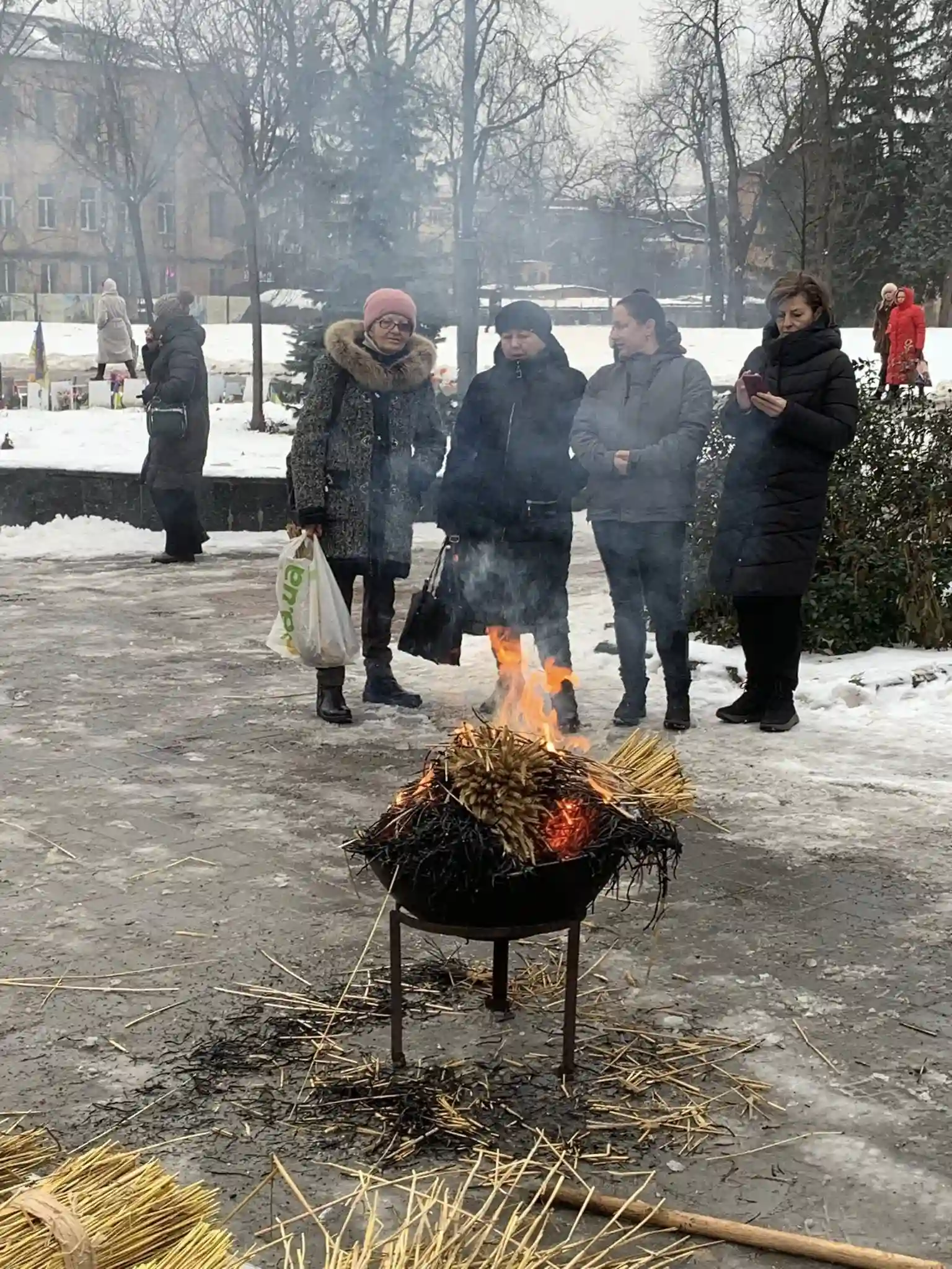 У Вінниці завершили різдвяний цикл обрядом спалення Дідуха на Європейській площі