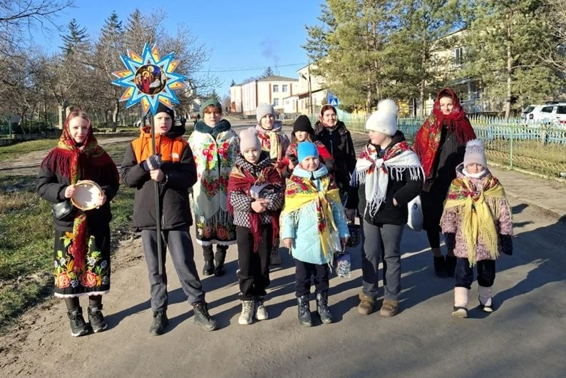 Печиво, коляда і сітки: як діти з вінницького села допомагали захисникам