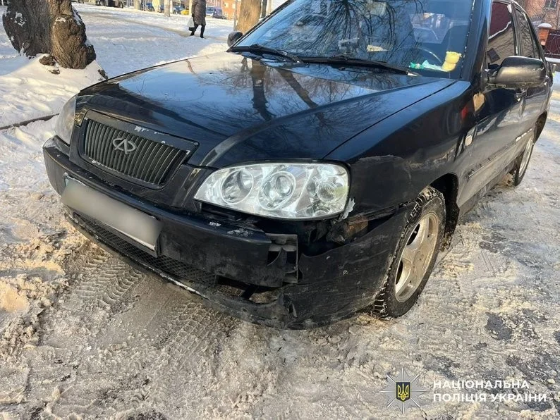 Завдання: На основі статті, яку я надам (URL або текст), створити абсолютно нову новинну публікацію у стилі досвідченого журналіста. Матеріал повинен бути унікальним за подачею та композицією, але базуватися виключно на фактах з наданого джерела. Вхід (стаття для опрацювання)  Двох пішоходів госпіталізували після ДТП у Вінниці та Ладижині   Минулої доби 12 січня у Вінницькій області сталися дві аварії, у яких травмувалися двоє пішоходів. Обох чоловіків госпіталізували до лікарні. Про це повідомили на сайті поліції Вінницької області.  У Вінниці аварія трапилася на вулиці Пирогова. За даними правоохоронців, 27-річний водій автомобіля Chery наїхав на 69-річного пішохода, який переходив дорогу. Травмованого чоловіка госпіталізували до лікарні, водій — тверезий та освідований. Ще одну ДТП зафіксували в місті Ладижин у Гайсинському районі області.  “Попередньо встановлено, що 35-річний керманич автомобіля Skoda, допустив наїзд на місцевого мешканця, який переходив дорогу. Внаслідок ДТП 34-річний пішохід був доставлений до лікарні. У водія здійснено відбір зразків крові для визначення стану сп’яніння”, — повідомили в поліції. Обидві аварії розслідують як порушення правил безпеки дорожнього руху, частина 1 статті 286 Кримінального кодексу України. Санкція статті – до трьох років обмеження волі з трирічним позбавленням права керувати транспортними засобами, розповіли в поліції. ================================================================================================================================================================================== ВИМОГИ ДО СТИЛЮ: 🔹 Унікальність подачі Не рерайт, не синонімізація, не переписування структури. Побудуй текст так, ніби ти журналіст, який самостійно викладає новину, знаючи факти.  Можеш змінювати порядок фактів, акценти, лід, композицію — але не зміст фактів. 🔹 Професійна журналістська манера Лід має бути живий і стислий,  із чітким викладом новини. Темп тексту різний: короткі речення змішуй із довшими. Абзаци різного розміру, не «однакові блоки». Якщо в оригіналі є пряма цитата, ОБОВ’ЯЗКОВО відтворюй її як цитату; Допускається переформулювати цитату, але вона має бути максимально близька по сенсу оригіналу. Обсяг повинен бути в межах 90–110% від довжини оригінального тексту (рахуючи кількість символів або слів). 🔹 Заборони Не вигадуй своїх фактів. Не вставляй посилань, згадок про джерела, службові фрагменти типу ::contentReference[…]. 🔹 Мовні вимоги: Українська мова. Лише коротке тире ” – ” з пробілами: ” слово – слово “. Не плутай кому з крапкою з комою. ВИМОГИ ДО HTML: Вихід у форматі HTML для WordPress:  — унікальний заголовок (не схожий на оригінал)  — абзаци  — цитати  — списки ,  – підзаголовки Ніяких inline-стилів, класів, зайвих атрибутів Як визначати підзаголовки в оригіналі: Якщо в тексті статті є окремі речення/фрази (без крапки в кінці; бо якщо є крапка в кінці – це не підзаголовок, а звичайне речення), які стоять ОКРЕМО перед абзацом і виконують роль смислового розділення (наприклад: “Таємні переговори Зеленського і Трампа”, “Що робити?”), вважай їх підзаголовками. У новій статті ОБОВ’ЯЗКОВО відтворюй такі підзаголовки у вигляді  (новий унікальний заголовок). Не додавай більше підзаголовків, ніж є в оригіналі. Якщо в статті є група однорівневих пунктів, перелічених один за одним (навіть без маркерів), або автор перераховує декілька умов, вимог, дій чи характеристик кожну з нового рядка, або після підзаголовка подає структурований перелік — вважай це списком. У новій статті обов’язково відтворюй такі переліки у вигляді  — по одному пункту в кожному Обов’язково використовуй короткі і довгі речення (стиль ЗМІ). Заборонено використовувати шаблонні абзаци одної довжини. СТРУКТУРА:  — новий унікальний заголовок  — лід (1–3 речення) Основний текст з живою журналістською композицією (Необов’язково) фінальний абзац як висновок  Про пам’ятну монету У Національному банку України розповіли, що монета має номінал 10 гривень. Вона виготовлена зі срібла 925 проби, маса дорогоцінного металу в чистоті – 31,1 г.  Елементи оздоблення – двостороння локальна позолота зі вставкою діаманту (1,5 мм).  В НБУ розповіли, що на аверсі в центрі композиції розміщено стилізоване зображення солом’яного дідуха. Його основу прикрашає солом’яний янгол, що символізує захист і благу вість. Тло композиції розділене на дві площини, що нагадують вікно, осяяне світлом зірок у Святвечір. Одна із зірок символізує Віфлеємську зорю (у її центрі сяє діамант).  На реверсі зображена традиційна передріздвяна трапеза української сім’ї, де образи батька, матері та дітей візуально ототожнюються з небесними світилами: німби навколо їхніх голів символізують Сонце (дружина), Місяць (чоловік) та зірки (їхні діти). Перед родиною – стіл із дванадцятьма стравами: кутею, варениками, пампухами, рибою та іншими традиційними частуваннями, а також головками часнику – оберегом від нечистої сили.  Художники: Володимир Таран, Олександр Харук, Сергій Харук. Скульптори: Анатолій Демяненко, Володимир Атаманчук. Тираж – до 15 000 штук. «Реалізація пам’ятної монети в інтернет-магазині нумізматичної продукції НБУ та банками-дистриб’юторами розпочнеться в січні 2026 року.  Детальніше про продаж дізнавайтеся на сайті інтернет-магазину та сайтах банків-дистриб’юторів», – написали в Нацбанку.  ====== Приклад розмітки (але ще раз повторюю, якщо в оригінальній статті немає підзаголовків Н2, Н3 і т.п., то і тобі не потрібно писать, або пиши в тій же кількості +- що і в оригіналі): Еко-знахідка для закоханих: у Києві відкрили “Сад кохання” На території Національного комплексу “Експоцентр України” (ВДНГ) у Києві з’явилася нова романтична локація — “Сад кохання”. Цей унікальний простір створено спеціально для закоханих пар, які прагнуть провести час на природі та залишити свій слід у історії міста. “Сад кохання” має на меті не лише надати нове місце для відпочинку киян та гостей столиці, але й сприяти розвитку міського дозвілля та покращенню екологічної ситуації. Крім того, проєкт має благодійну складову — зібрані кошти спрямовуються на підтримку Збройних Сил України. Керівник проєкту Артем Классен зазначив:    “Ми створили «САД КОХАННЯ» — унікальний проєкт, який підкреслює історію кожної пари. І нагадує, що кохання перемагає темряву.”  Відкриття “Саду кохання” відзначилося висадкою 50 дерев різних видів, серед яких сакури, магнолії та ялинки. Кожне дерево посаджене закоханою парою, яка таким чином увічнила свою історію в цьому мальовничому куточку столиці. Біля кожного дерева встановлено табличку з іменами пари та QR-кодом. Скануючи код, відвідувачі можуть перейти на сторінку “Garden of Love” у соціальних мережах і дізнатися більше про історії кохання, пов’язані з цими деревами. Організатори підкреслюють:    “Кожне дерево — це історія кохання, закарбована не лише в природі, а й тут, у нашому профілі.”  “Сад кохання” на ВДНГ — це не лише місце для прогулянок, але й символ єдності, надії та віри в силу справжніх почуттів. Він запрошує всіх закоханих долучитися до створення живої історії кохання в серці Києва.