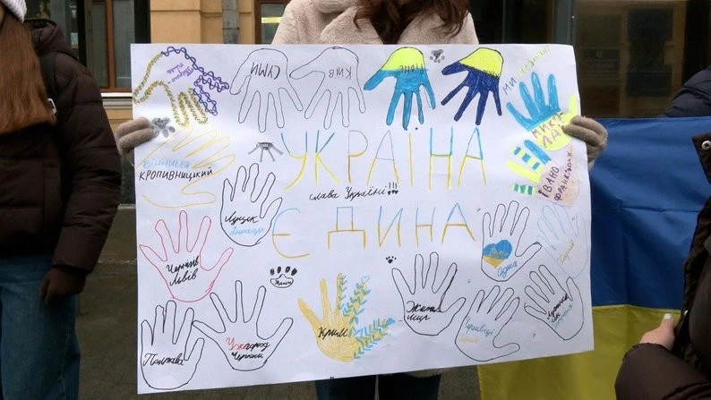 Символ незламності в центрі Вінниці: майже двісті містян утворили «Живий ланцюг єднання»