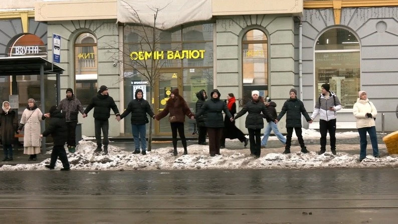 Символ незламності в центрі Вінниці: майже двісті містян утворили «Живий ланцюг єднання»