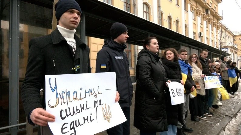 Символ незламності в центрі Вінниці: майже двісті містян утворили «Живий ланцюг єднання»