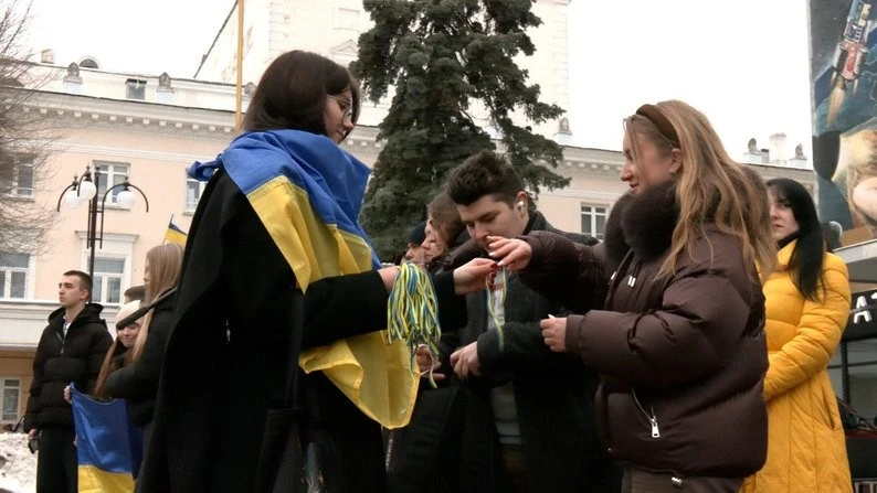 Символ незламності в центрі Вінниці: майже двісті містян утворили «Живий ланцюг єднання»