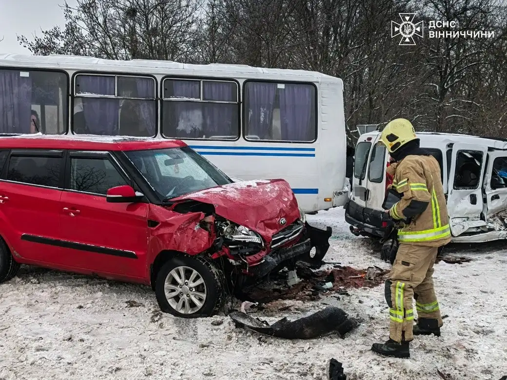 Потрійне зіткнення на Жмеринщині: серед постраждалих 5-річна дитина