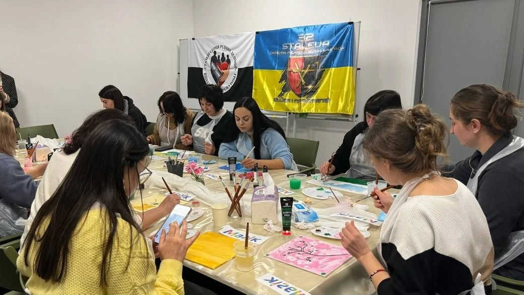 Малярство як опора: у Вінниці сім’ї захисників шукали внутрішній ресурс через арт-терапію