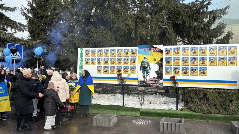 «Знімуть власні фото, коли повернуться»: у Крижополі з’явилася Алея Надії з іменами зниклих безвісти