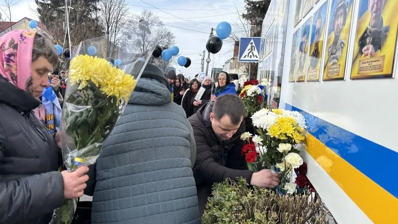 «Знімуть власні фото, коли повернуться»: у Крижополі з’явилася Алея Надії з іменами зниклих безвісти