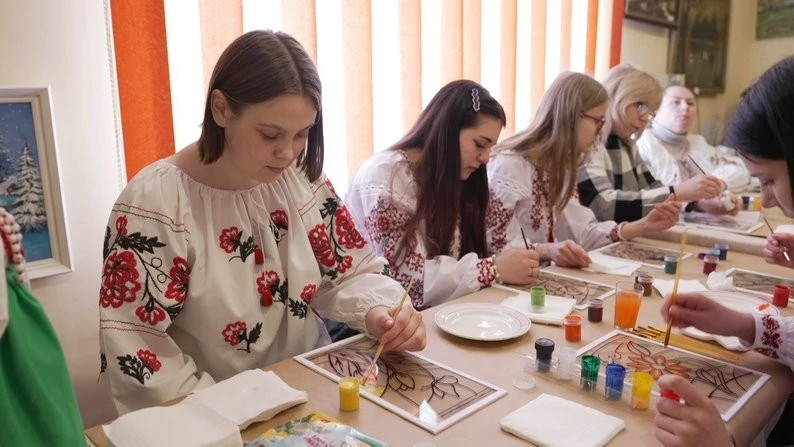 Магія на склі: як на Вінниччині відроджують забутий народний розпис