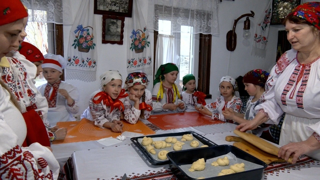Жайворонки та веснянки: як у Сьомаках на Вінниччині відроджують давні обряди закликання весни