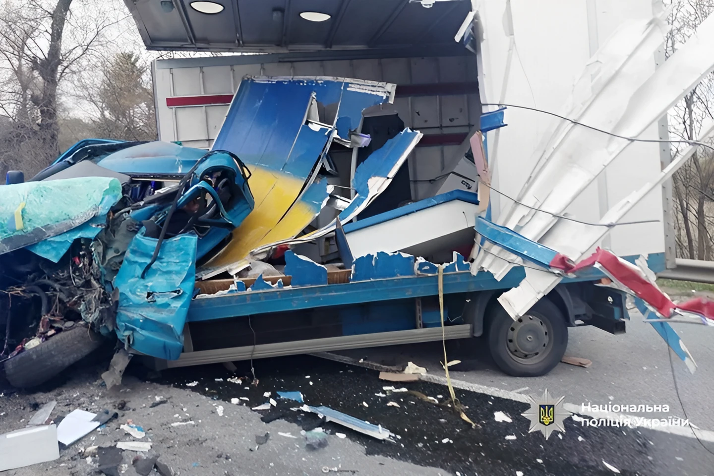 Трагедія на трасі М-21: зіткнення рейсового автобуса та фури забрало життя водія