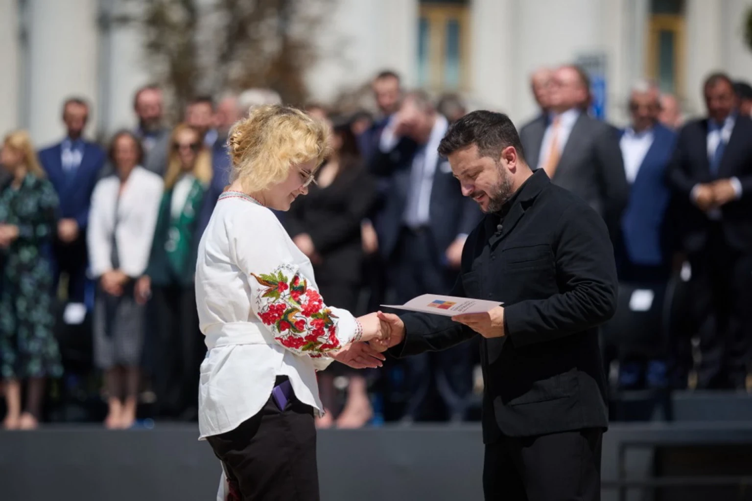 Донька загиблого оборонця отримала паспорт з рук Президента Донька загиблого оборонця отримала паспорт з рук Президента