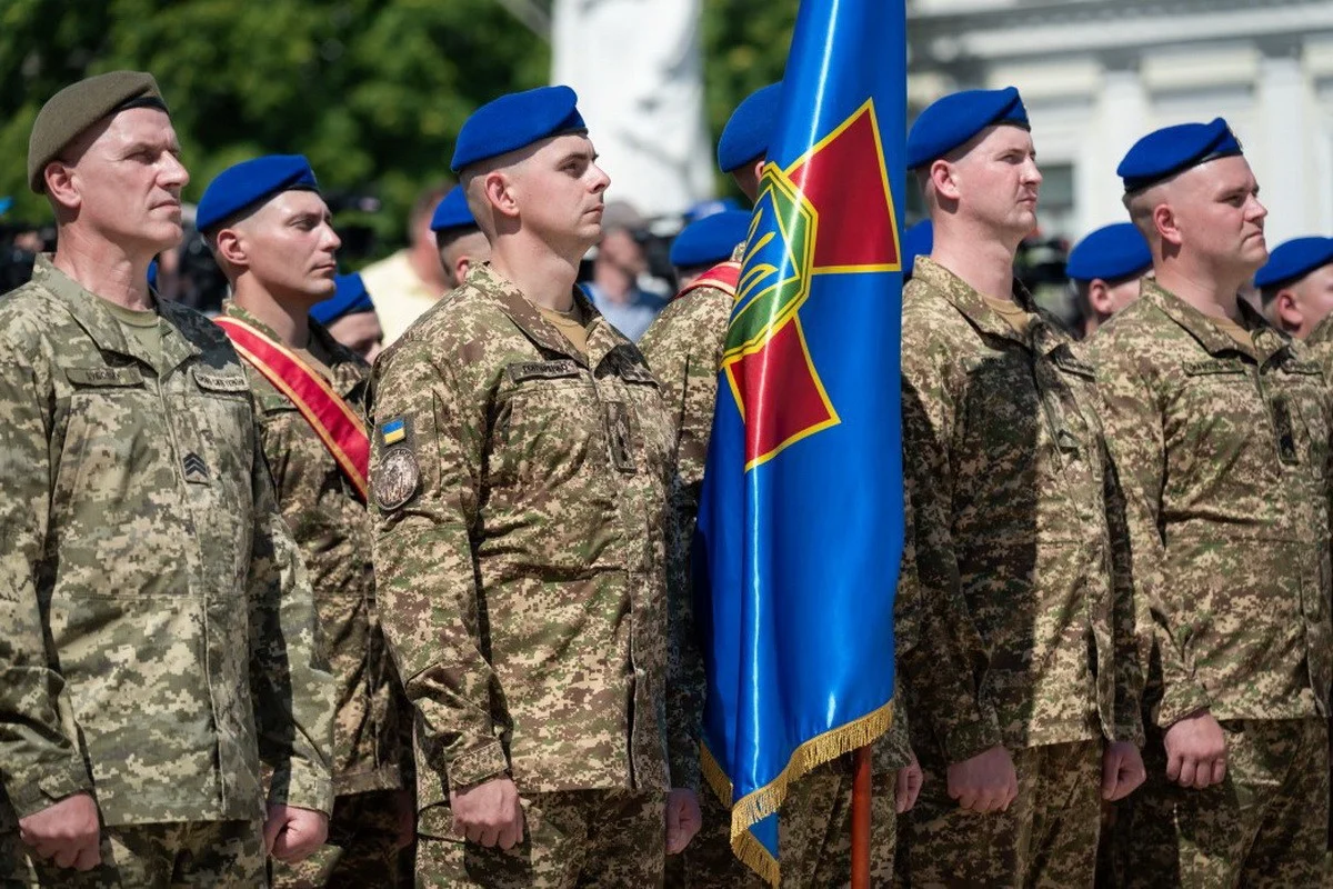 Донька загиблого оборонця отримала паспорт з рук Президента