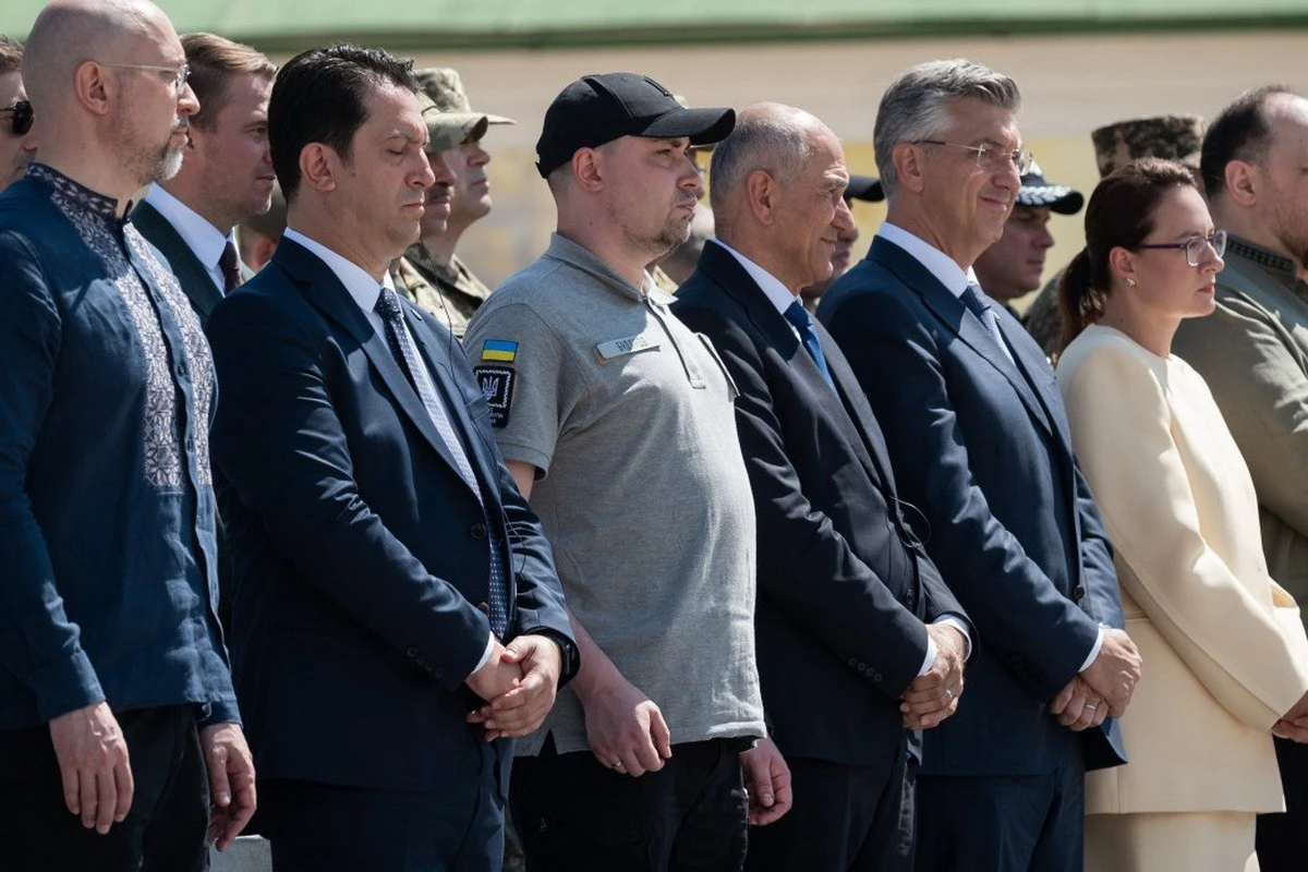 Донька загиблого оборонця отримала паспорт з рук Президента